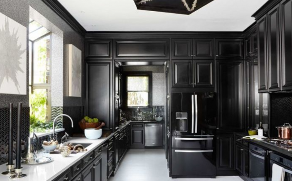 Lemari dengan lapisan cat hitam mengkilap dan ornamen klasik